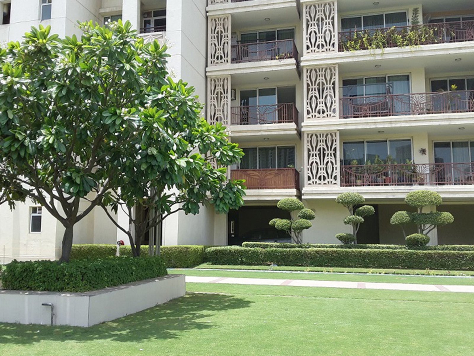 Modern Luxury Apartments - DLF Summit on Rent