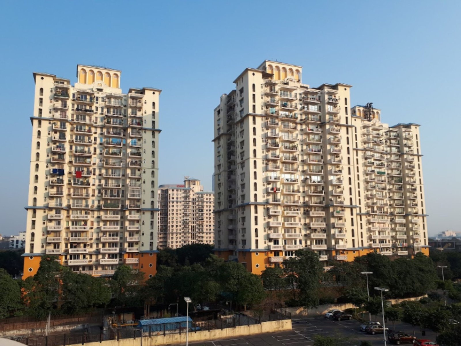 luxury apartment near DLF Phase 2