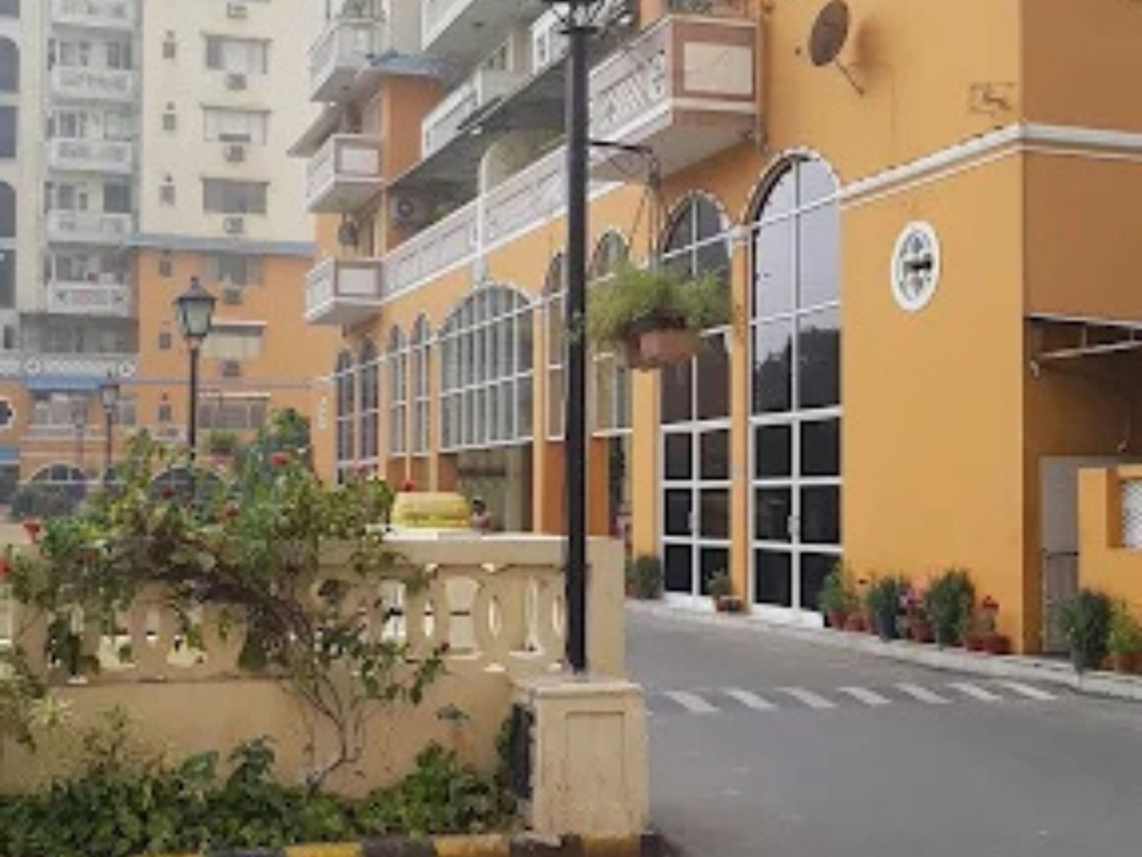 luxury apartment near DLF Phase 2