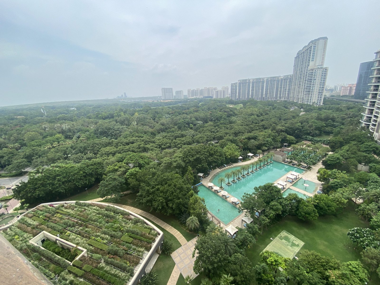 Middle floor apartment for sale in DLF Magnolias Gurgaon